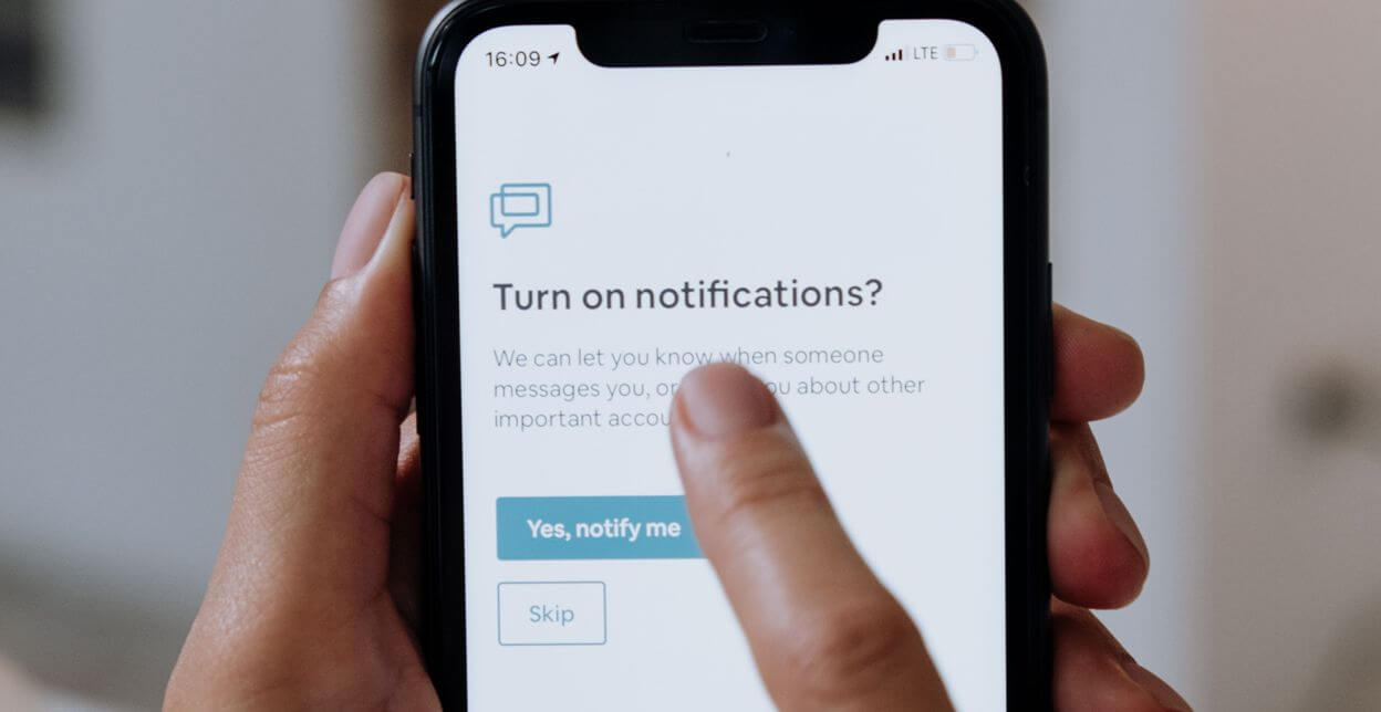 A Push Agent test notification on an Android phone's lock screen